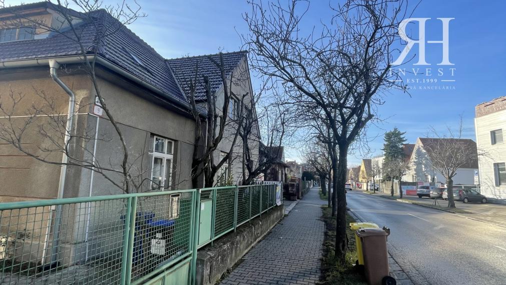 Na predaj 4- izbový podkrovný RODINNÝ dom na ul. Fraňa Mojtu v Nitre