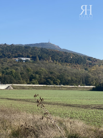 na predaj INVESTIČNÉ POZEMKY v k.ú. Zobor pri R1