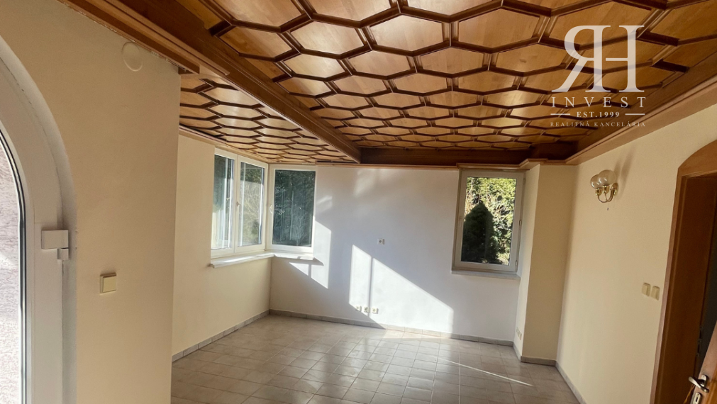 NA PREDAJ luxusná VILA na Hornočermánskej ulici  NITRA