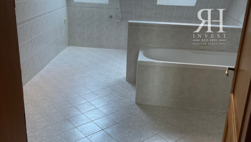 NA PREDAJ luxusná VILA na Hornočermánskej ulici  NITRA