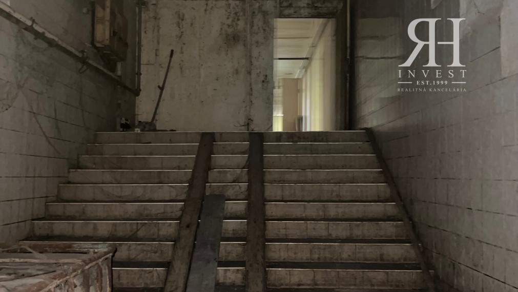 ELADÓ csarnokok telekkel és borospincével Csongrad/Bokros