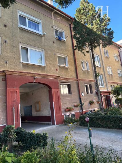 2 izbový byt na PREDAJ- roh Staničnej a Štefánikovej ul.