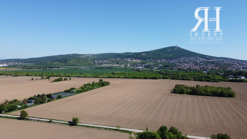 NA PREDAJ 2 záhrady na Vodnej ulici za riekou v k.ú Zobor