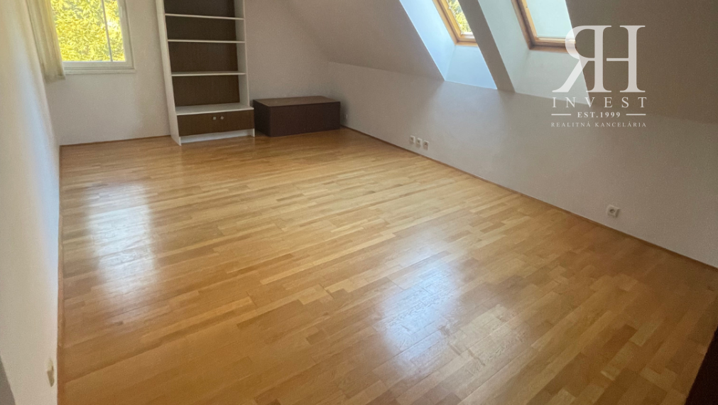 NA PREDAJ luxusná VILA na Hornočermánskej ulici  NITRA