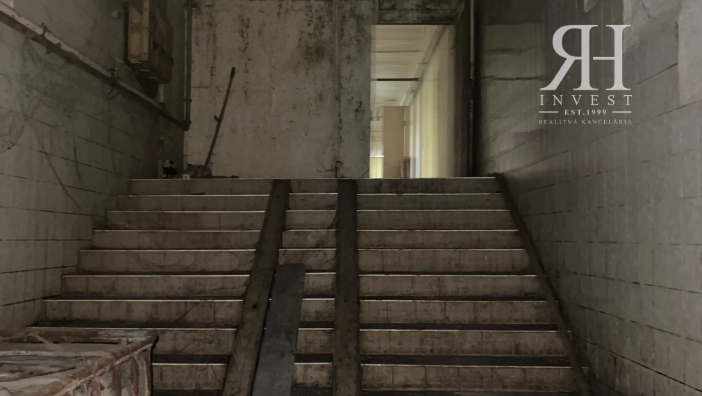 ELADÓ csarnokok telekkel és borospincével Csongrad/Bokros