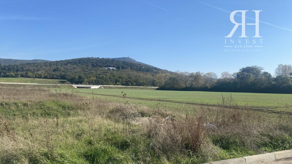 na predaj INVESTIČNÉ POZEMKY v k.ú. Zobor pri R1