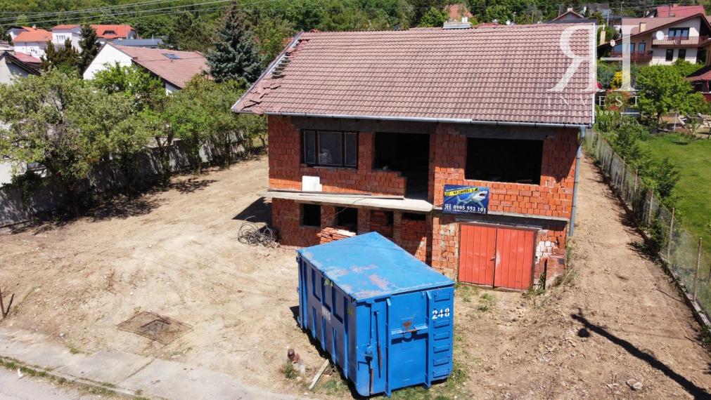 Pozemok s rozostavanou stavbou NA PREDAJ v lukratívnej časti Zobora