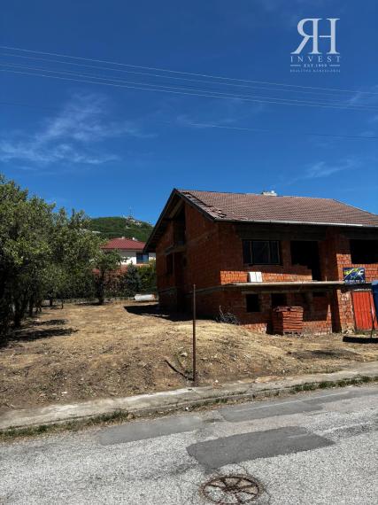 Pozemok s rozostavanou stavbou NA PREDAJ v lukratívnej časti Zobora