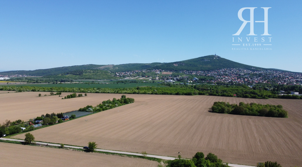 NA PREDAJ 2 záhrady na Vodnej ulici za riekou v k.ú Zobor