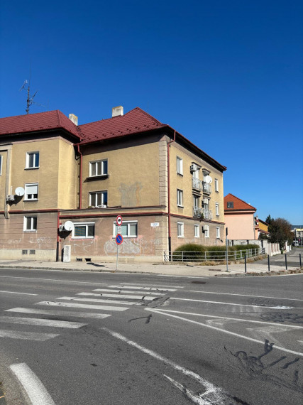 2 izbový byt na PREDAJ- roh Staničnej a Štefánikovej ul.