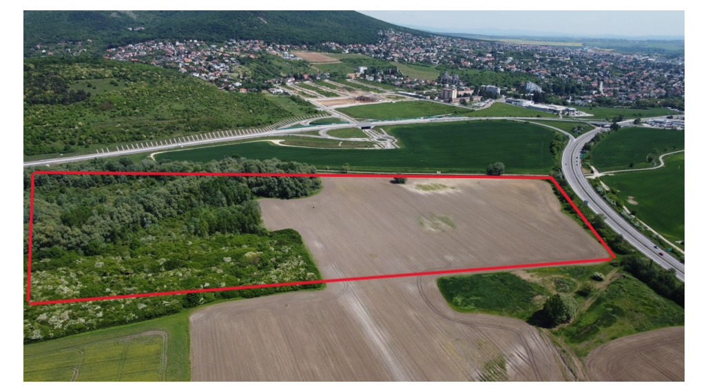 na predaj INVESTIČNÉ POZEMKY (funkcia ´Vybavenosť´) v k.ú. Zobor pri R1