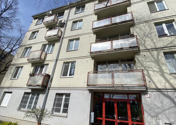 NA PREDAJ:  2 izbový prerobený a zariadený byt na prízemí - Párovská ulica v Nitre