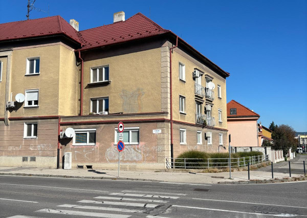 2 izbový byt na PREDAJ- roh Staničnej a Štefánikovej ul.