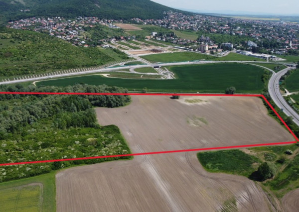 na predaj INVESTIČNÉ POZEMKY (funkcia ´Vybavenosť´) v k.ú. Zobor pri R1