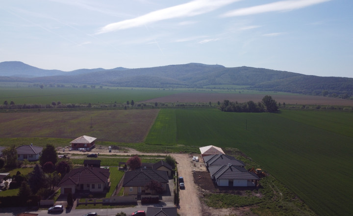 NA PREDAJ bungalovy - JELŠOVCE a MERAŠICE - fotografia 9