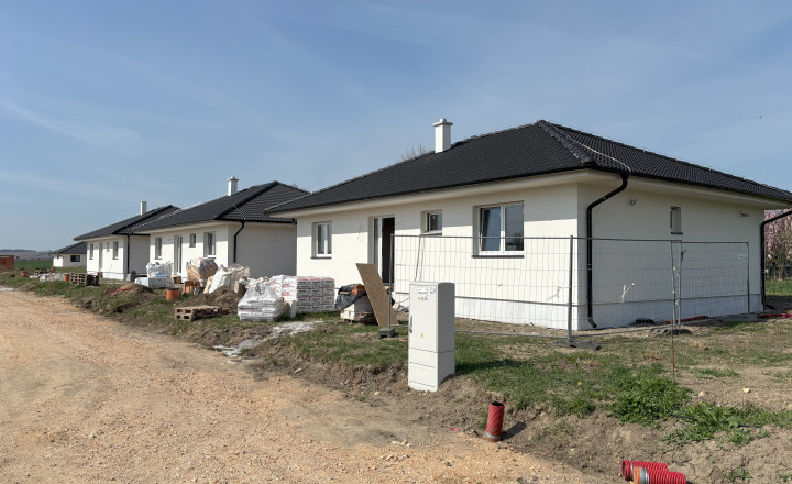 NA PREDAJ bungalovy - JELŠOVCE a MERAŠICE - fotografia 11