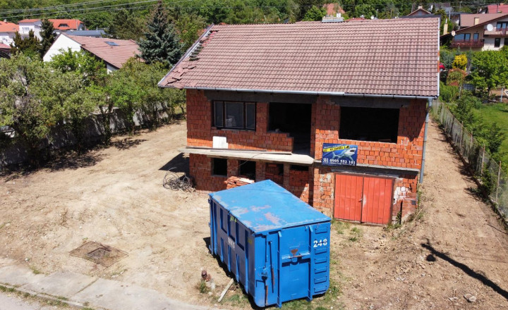 Pozemok s rozostavanou stavbou NA PREDAJ v lukratívnej časti Zobora - fotografia 1