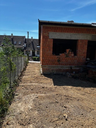 Pozemok s rozostavanou stavbou NA PREDAJ v lukratívnej časti Zobora - fotografia 6