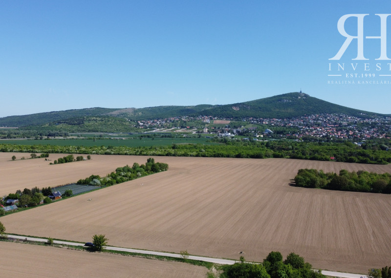 Kúp záhradu 500 m2 a bývaj do 100 000 € vo vlastnom dome